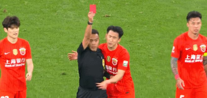 中超焦点战意外爆发冲突，海港队外援疑似故意暴力行为被红牌罚下，事件引发广泛关注，或将面临中国足协进一步追加严厉处罚