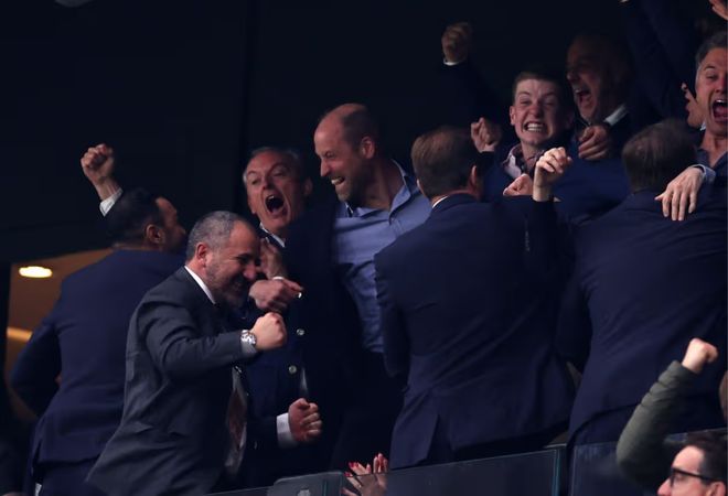 埃梅里率领球队在欧联杯赛场第五次夺冠，创造赛事历史最佳战绩，书写全新传奇篇章