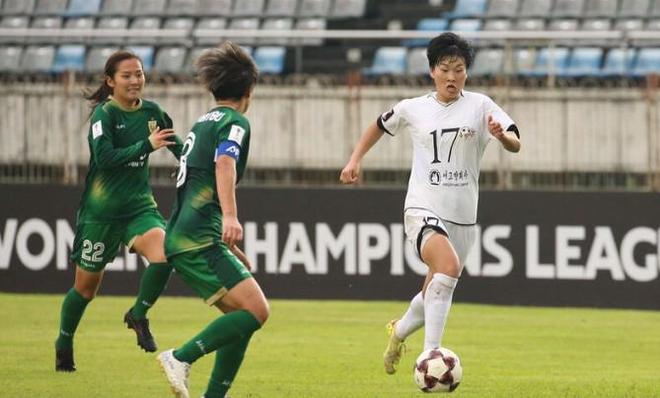 女足亚冠半决赛即将上演朝韩强强对话，赛事门票发售仅半天便突破7000张全部售罄，引发广泛关注与热议