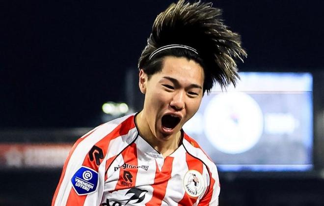 德甲两强门兴格拉德巴赫与美因茨对23岁日本边锋三户舜介表现出浓厚兴趣，多家欧洲媒体持续关注其未来动向
